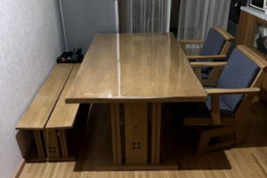 Продам кухонный стол в комплекте из натурального дерева