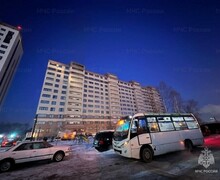 Рано утром из многоэтажки в Южно-Сахалинске эвакуировали людей из-за пожара в подвале