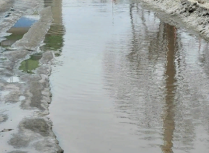 Море талой воды осушили в Южно-Сахалинске