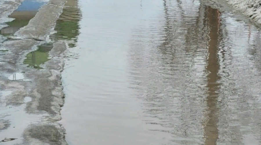 Море талой воды осушили в Южно-Сахалинске