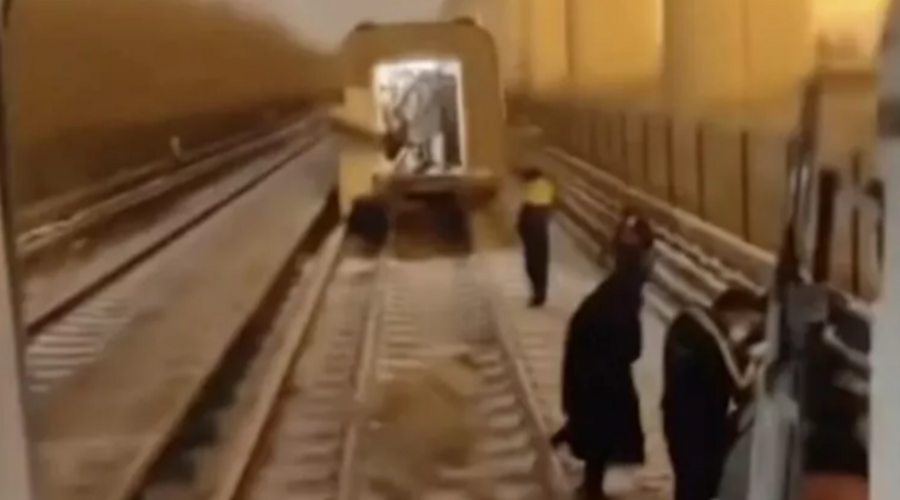 В пекинском метро во время движения состава расцепились вагоны