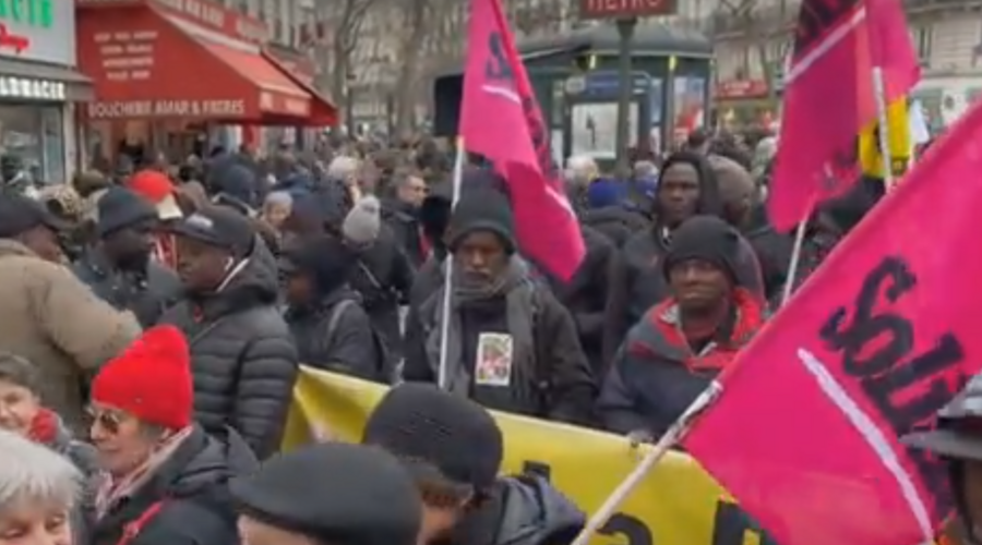 В Париже сотни мигрантов протестуют против упрощения депортации