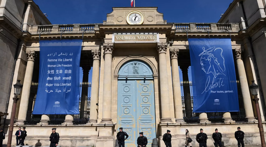 Во Франции примут закон о пенсионном возрасте без голосования в парламенте