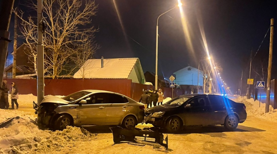 В ДТП с двумя авто и столбом в Южно-Сахалинске пострадали люди