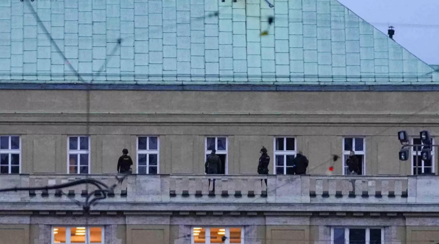 В Чехии объявили день траура из-за гибели 14 человек при стрельбе в Праге