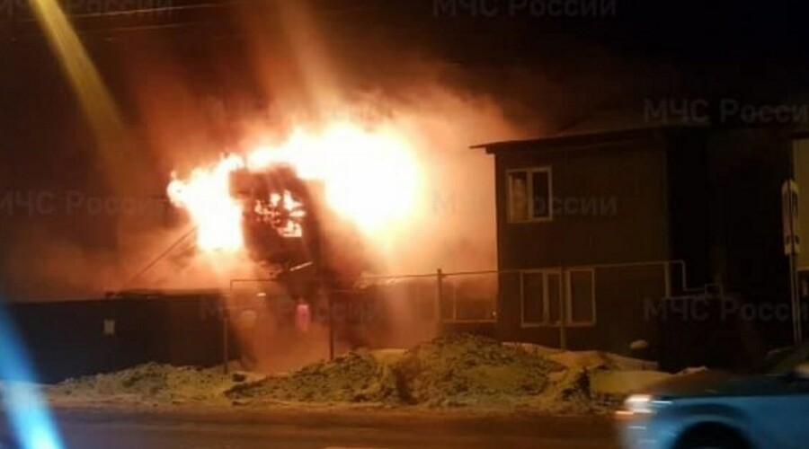 Людей эвакуировали: открытым огнем охватило многоквартирный дом в Южно-Сахалинске