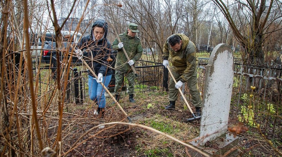 В преддверии Дня Победы в Южно-Сахалинске привели в порядок могилы ветеранов