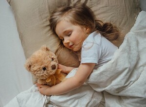 5 способов уложить ребёнка спать без истерик