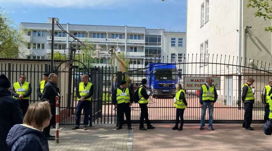 Посольство во вторник заявит протест из-за изъятия здания школы в Варшаве