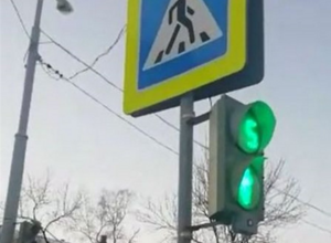 Светофор что-то задумал: регулировщик в Южно-Сахалинске показывал зелёный и машинам, и пешеходам