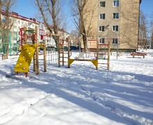 В Южно-Сахалинске приводят в порядок муниципальные детские площадки