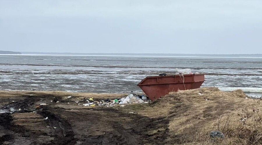 Сахалинцы пожаловались на кучи мусора на побережье озера Буссе