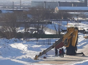 Вытянул стрелу на полную: подъёмный кран упал в Южно-Сахалинске