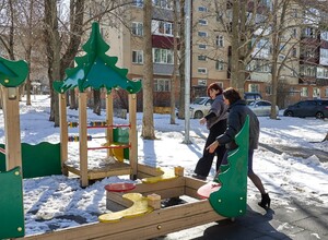 В Южно-Сахалинске приводят в порядок муниципальные детские площадки