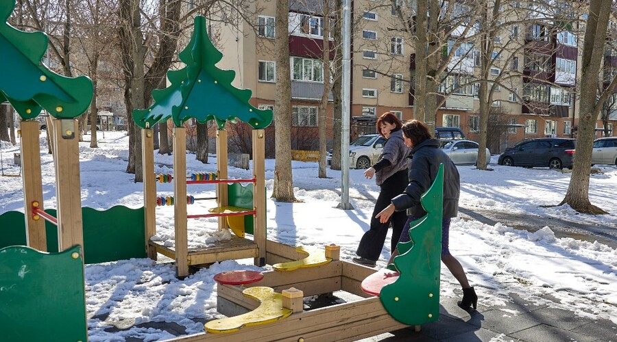 В Южно-Сахалинске приводят в порядок муниципальные детские площадки