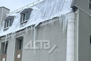 Опасные сосульки больше недели висят над головами прохожих в Южно-Сахалинске