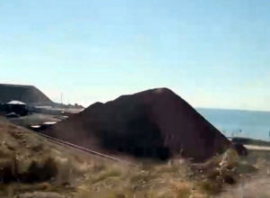 О безопасности не слышали: на Сахалине кто-то навалил гору угля прямо на железной дороге у моря