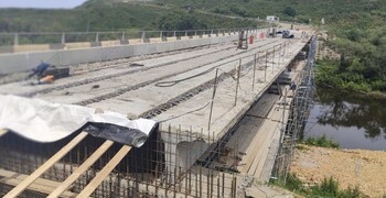 Ремонт моста через реку Новоселку в Томаринском районе завершат в 2026 году: что уже сделано