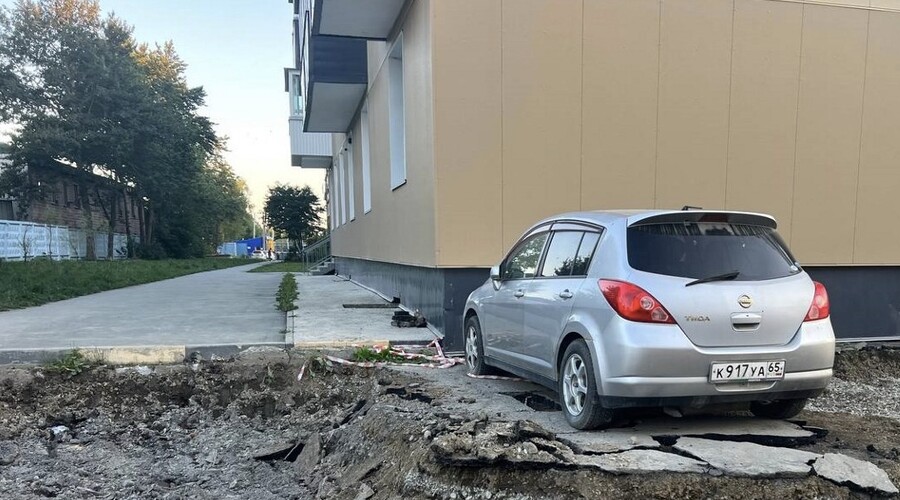 В Южно-Сахалинске вокруг припаркованной машины сняли асфальт — авто оказалось в ловушке